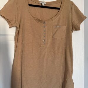 Guess Women's Short Sleeve Scoop Neck Tee in Tan